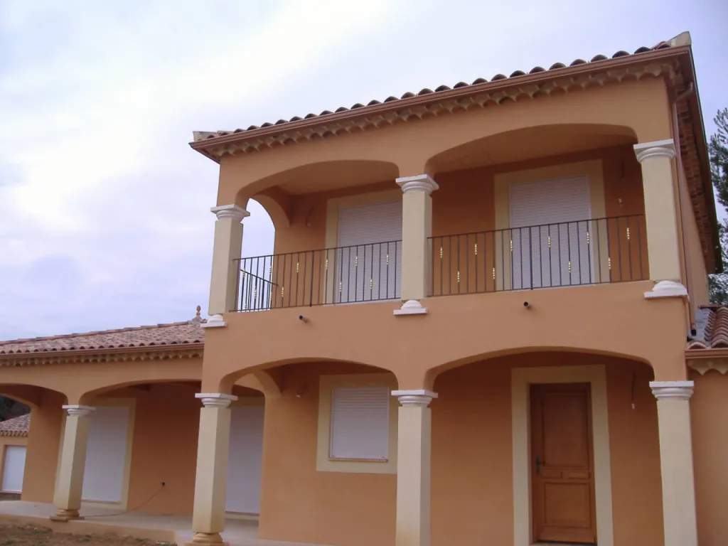 Remplacement gouttière aluminium avec sous-face sur villa à Orange intervention rapide et garantie décennale