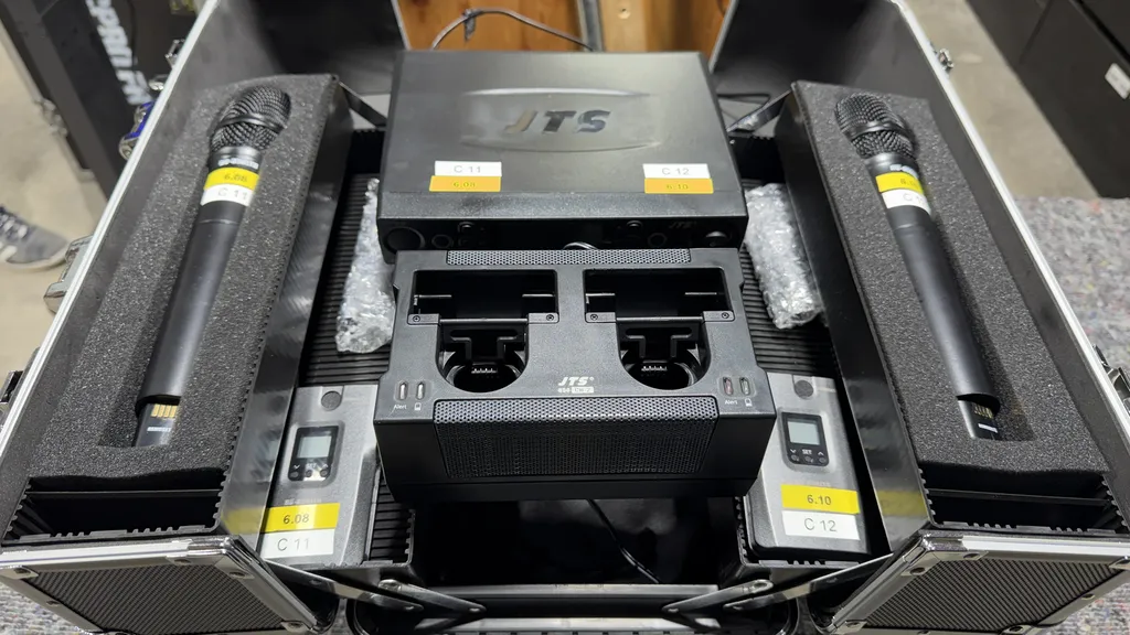 Double micro hf main serre tête cravate JTS