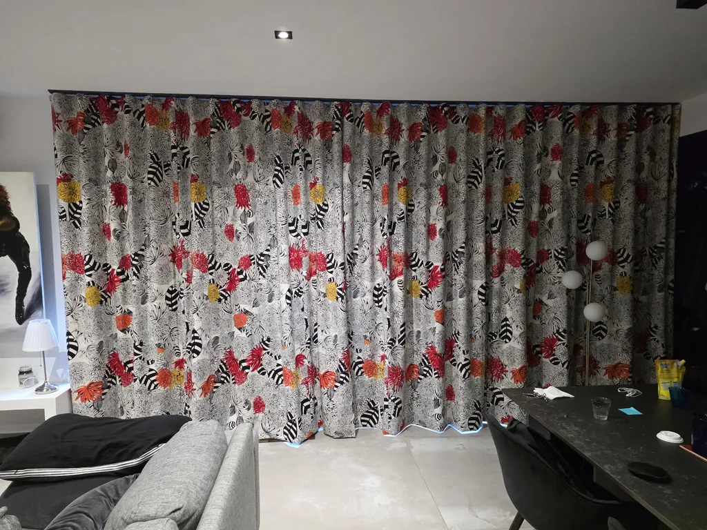 Ensemble de rideaux sur mesure en bord Saone, dans les monts d'or pour un intérieur coloré