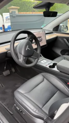 Nettoyage intérieur complet d'un Tesla model Y à Veauche :  Nettoyage professionnel avec restauration de l’habitacle, sièges et moquettes impeccables.