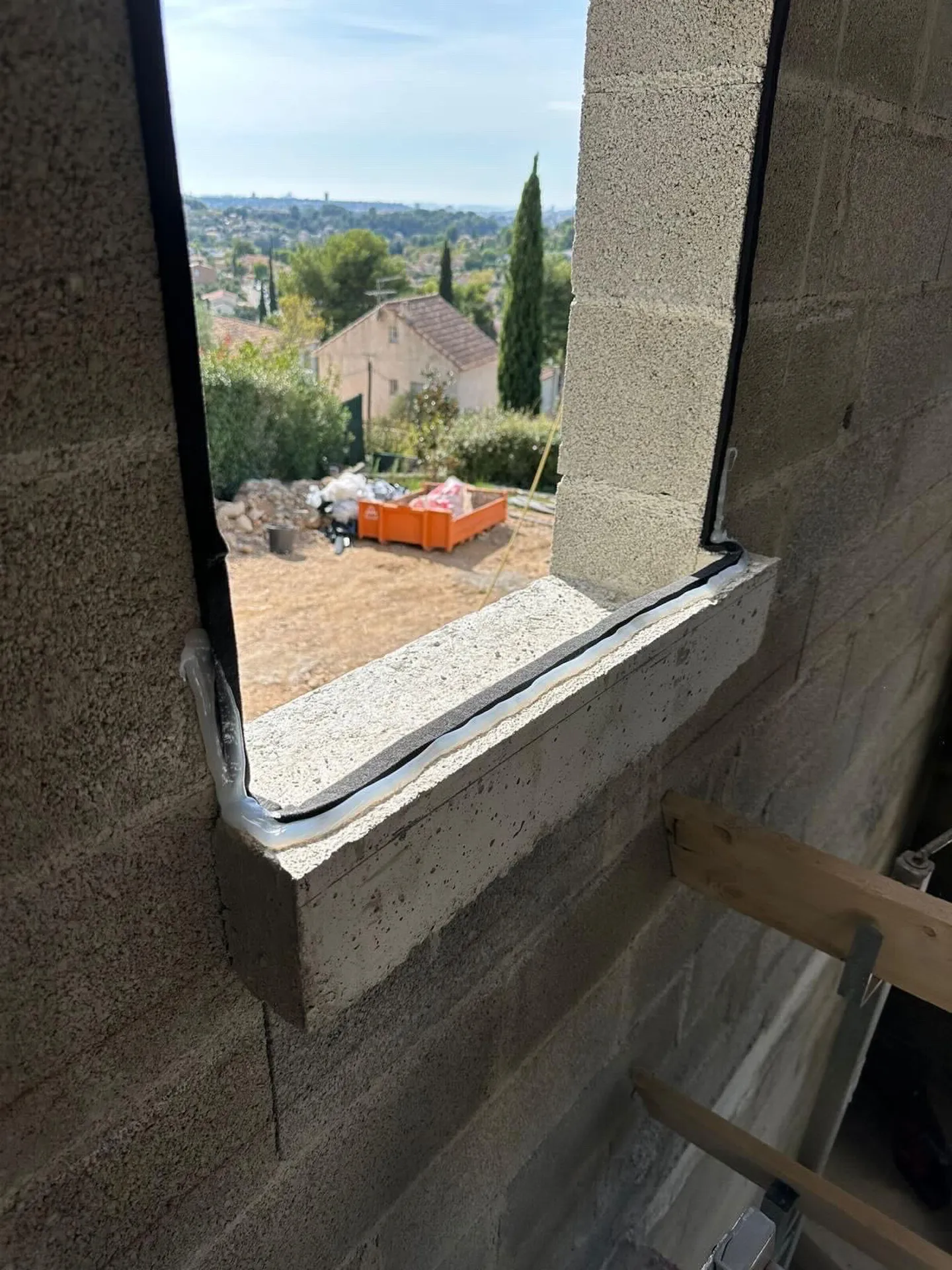 Construction d’une maison neuve sur Aix-en-Provence avec des menuiseries ALU Gris Anthracite 
