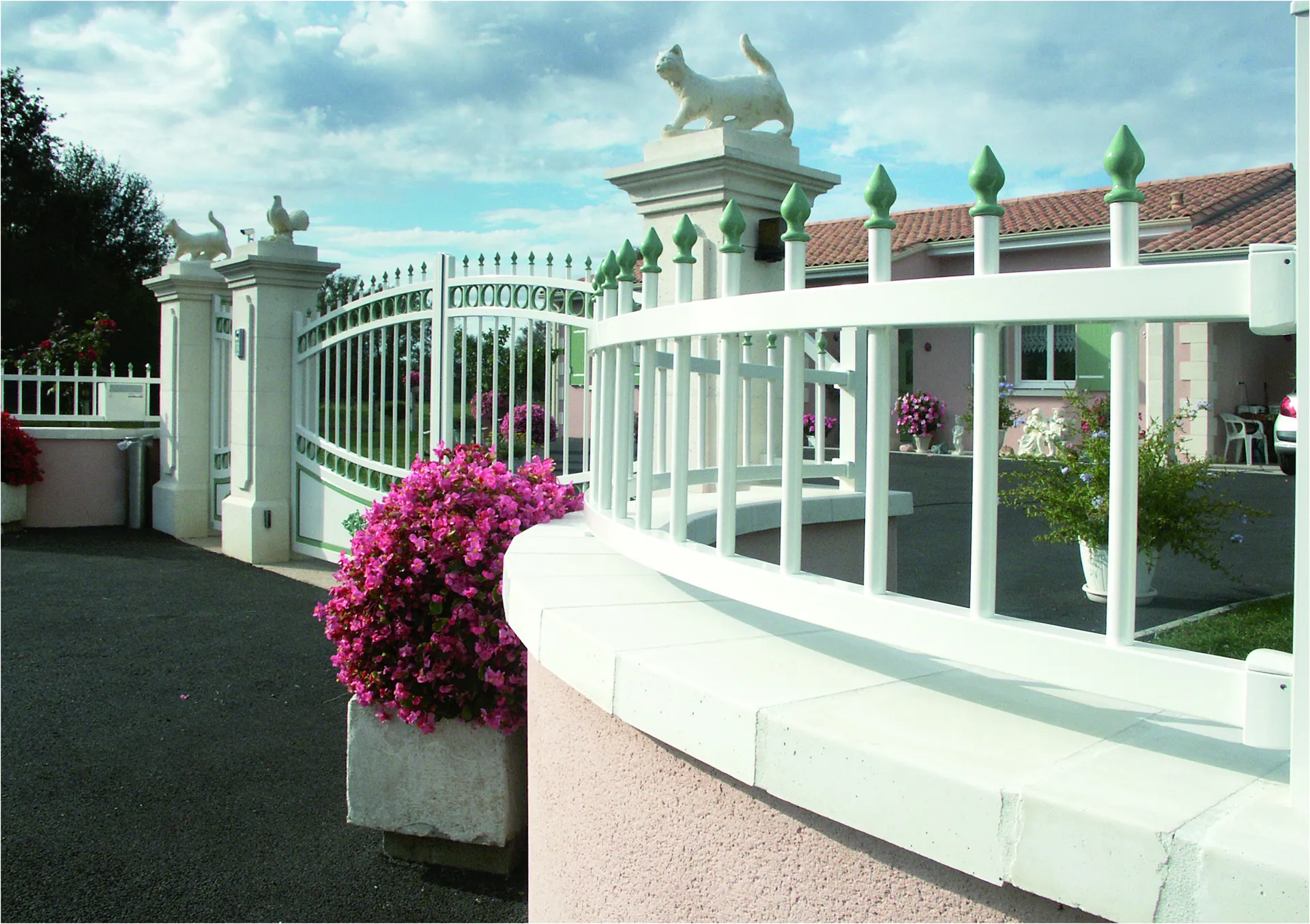 Portail aluminium Tschoeppe Premium collection Heritage Noirmourtier Thermolaqué blanc RAL 9010