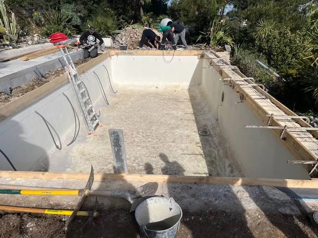 Rénovation totale d'une piscine béton dans une villa vue mer à Ramatuelle