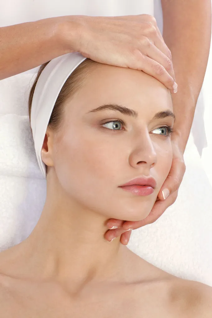 Femme recevant un peeling professionnel CHRISTINA au Centre Aglaé, soin visage rénovateur BioPhyto ou Nuance pour une peau lissée, éclatante et renouvelée.