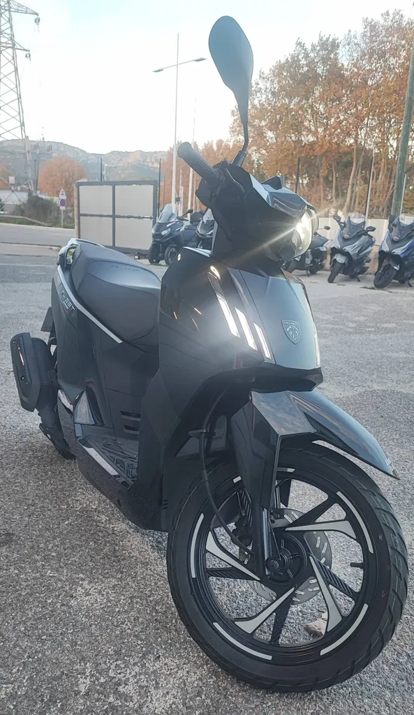 PEUGEOT TWEET 125 du 02/2025 avec 5200 km.