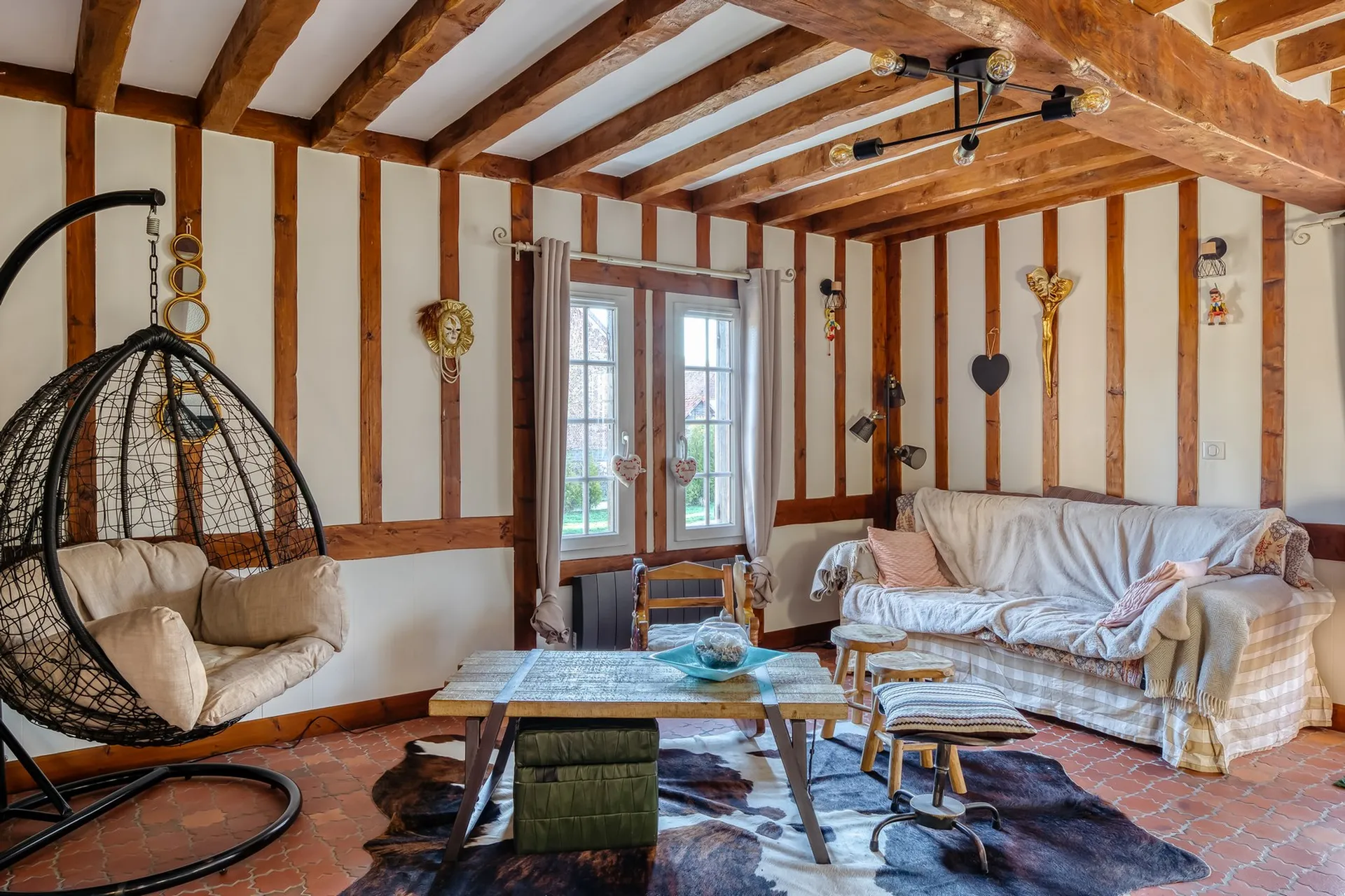 À l’étage, un palier dessert deux chambres, une salle de bains et un WC indépendant.