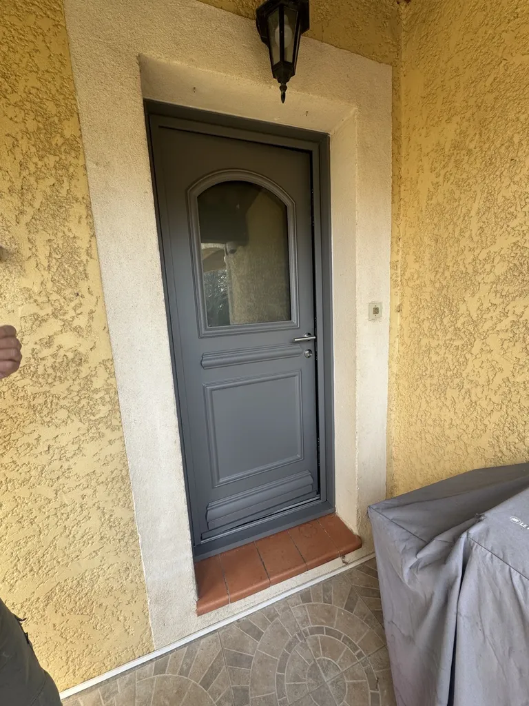 Remplacement d'une porte d'entrée K-LINE en aluminium modèle ARC sur Istres