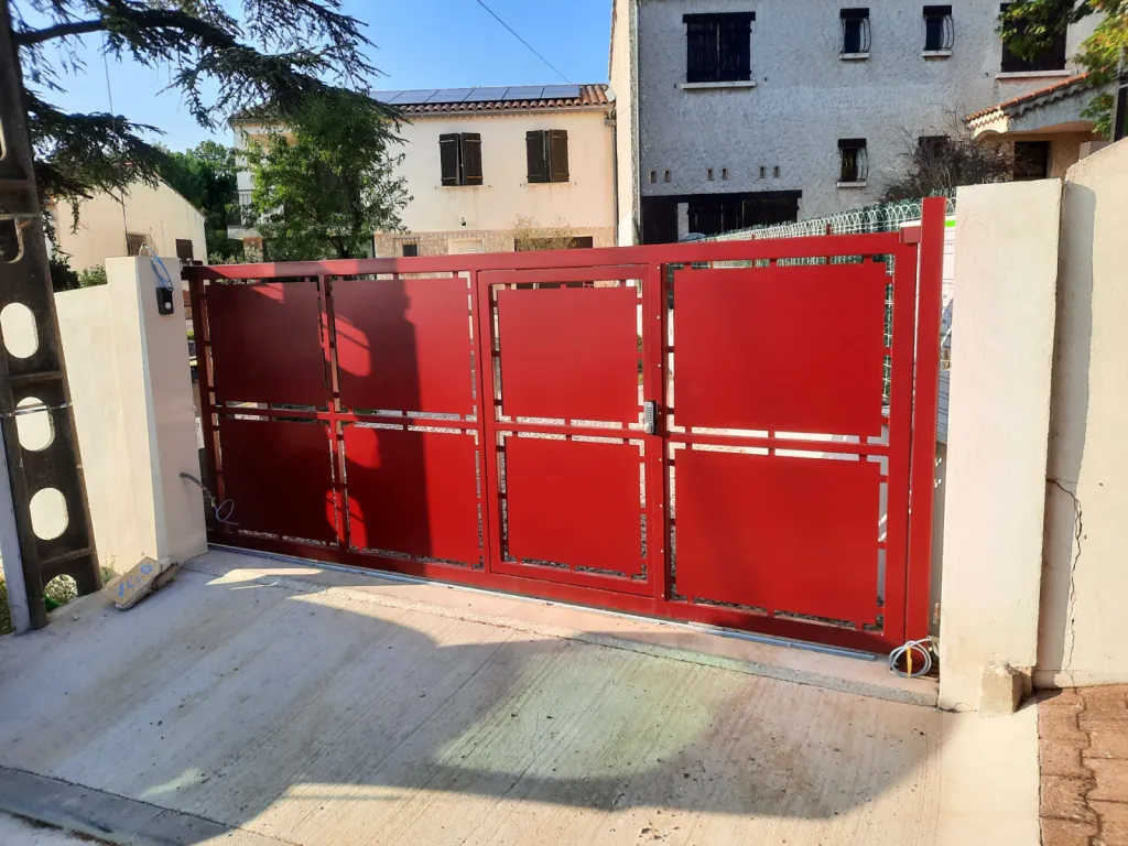 FABRICATION ET POSE D'UN PORTAIL FINITION AVEC UNE COULEUR ORIGINALE CHOISIE PAR NOTRE CLIENT FABRICATION SUR MESURE A LA DEMANDE 13 BDR MARTIGUES 