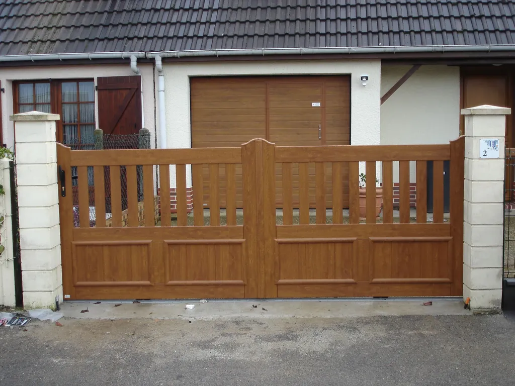 Installation de Portail PVC Battant, Modèle Traditionnel Plein ou Ajouré Sans Entretien à Beuzeville dans l'Eure 27 et Pont-Audemer