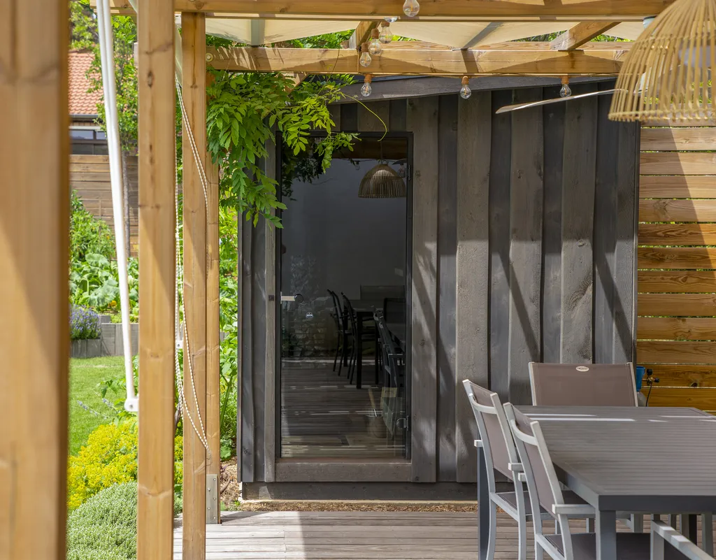 Rénovation de piscine, installation de pergola et sauna extérieur avec potager paysager à Toussieu (69780)