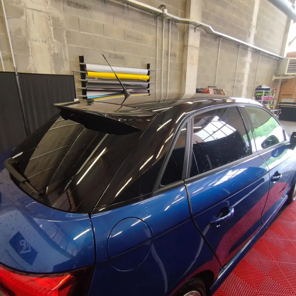 Dépose et pose de covering 3M gloss black sur Audi S1 à Clermont-Ferrand pour toit, arches et béquet