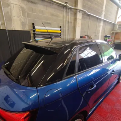 Dépose et pose de covering 3M gloss black sur Audi S1 à Clermont-Ferrand pour toit, arches et béquet