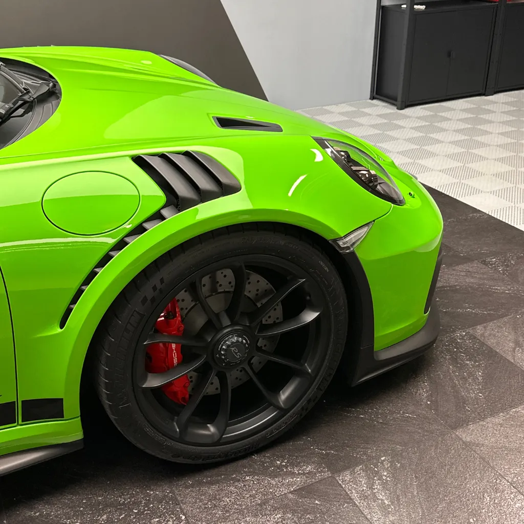 Entretien intérieur sur une Porsche 911 991 GT3 RS à Le Mans (72)