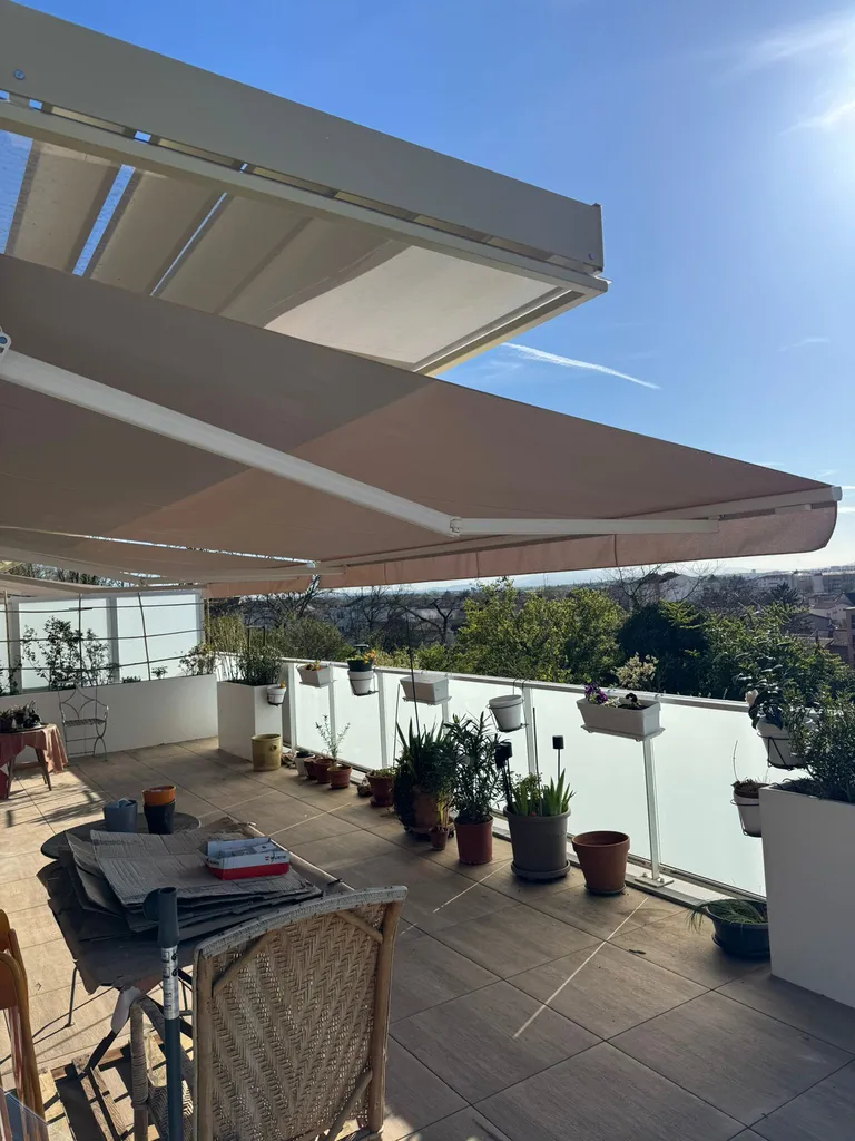 Pose de stores extérieurs Franciaflex sous pergola avec toile Soltis 96 et moteur Somfy à Decines-Charpieu proche Lyon