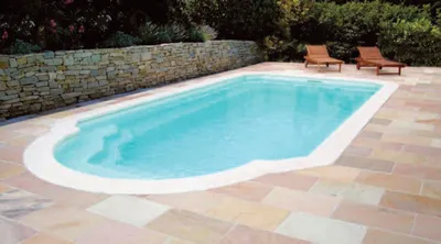 Créer une piscine aux formes libres avec margelles claires et intégration paysagère pour une propriété à Saint-Maximin-la-Sainte-Baume et dans le Var