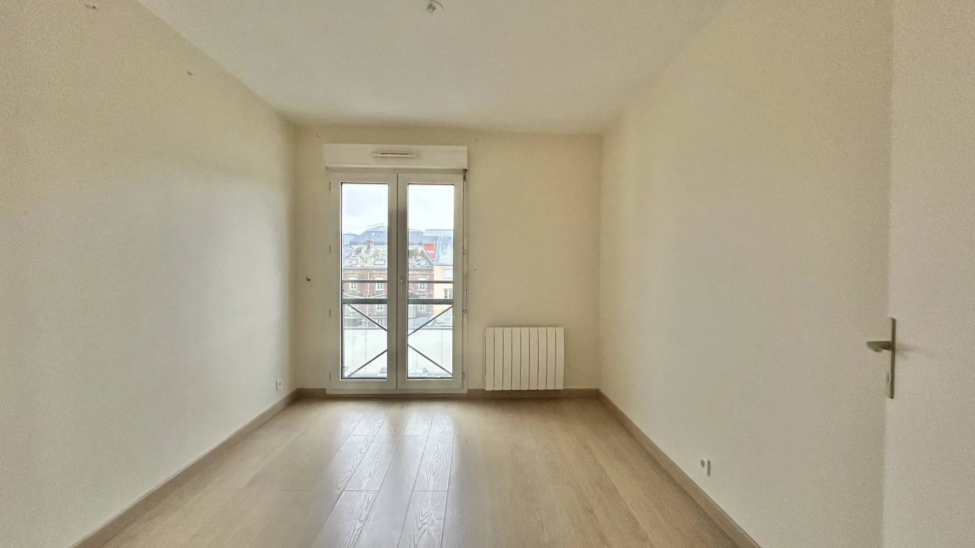 Appartement de type T3 de 74.4m² Carrez, avec balcon et ascenseur et garage, en centre-ville de Dieppe.