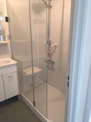 Remplacement baignoire par douche sénior sécurisée à Frontignan, Hérault (34)