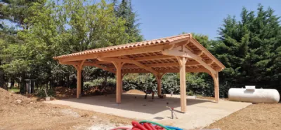 Carport bois douglas contrecollé avec couverture tuiles – installation sur Plan d’Aups dans le Var