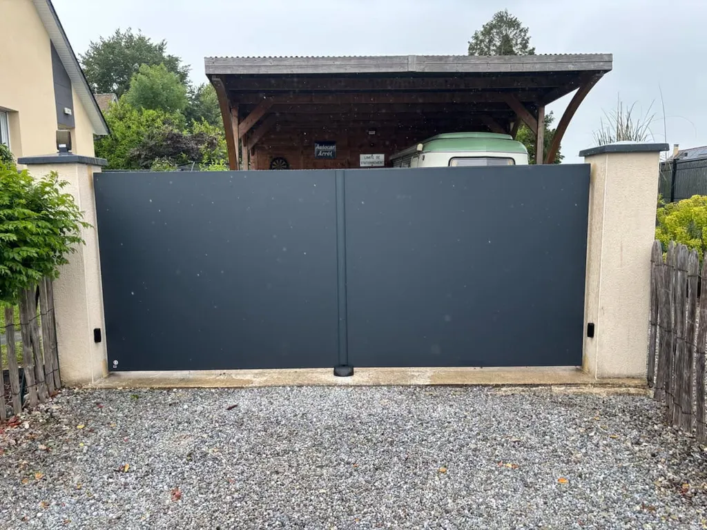 Pose de Portails en Aluminium Motorisés, Modèle Battant ou Coulissant Sur-Mesure à Pont-l'Évêque dans le Calvados 14 et Saint-André-d'Hébertot