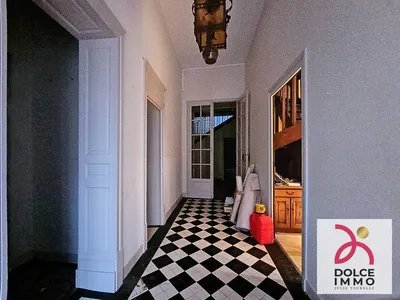 Situation stratégique au centre de Saint-Médard-en-Jalles avec commerces, écoles et transports accessibles à pied.