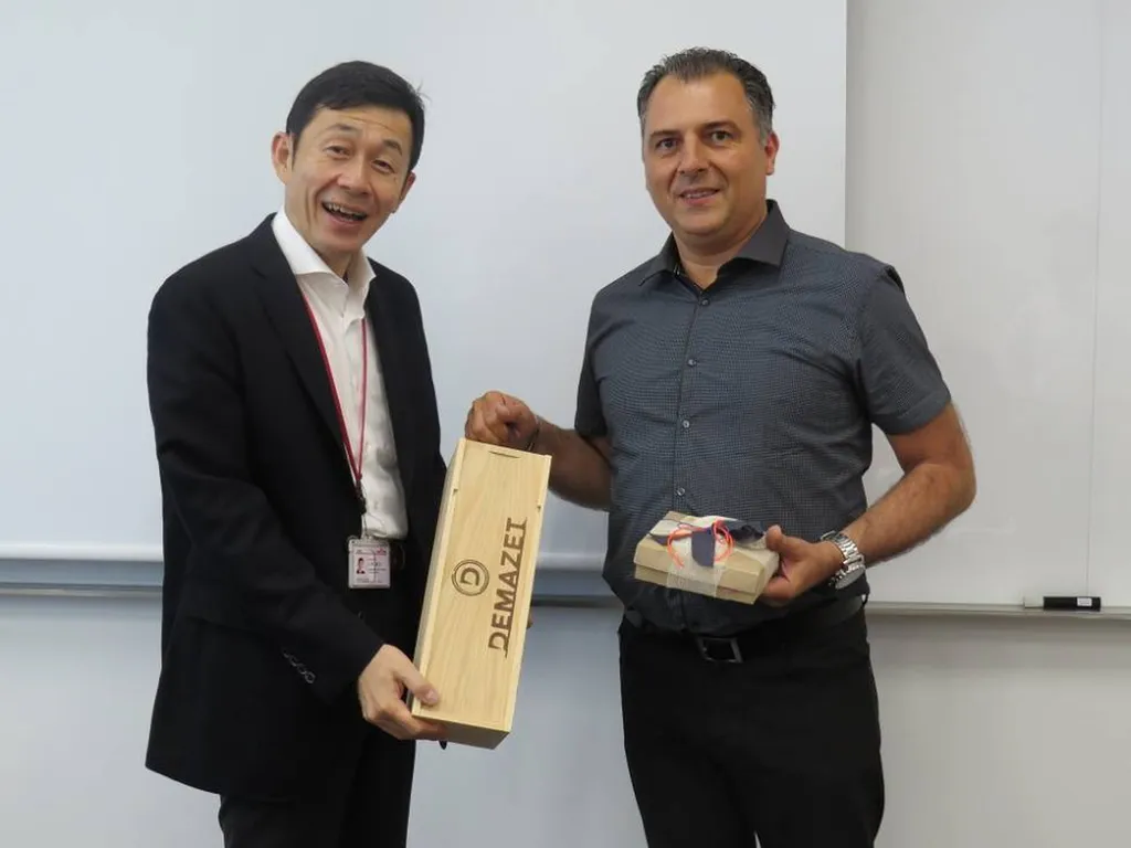 REMISE DES CADEAUX A M. YAMAMOTO PDG ROYAL CANIN JAPON