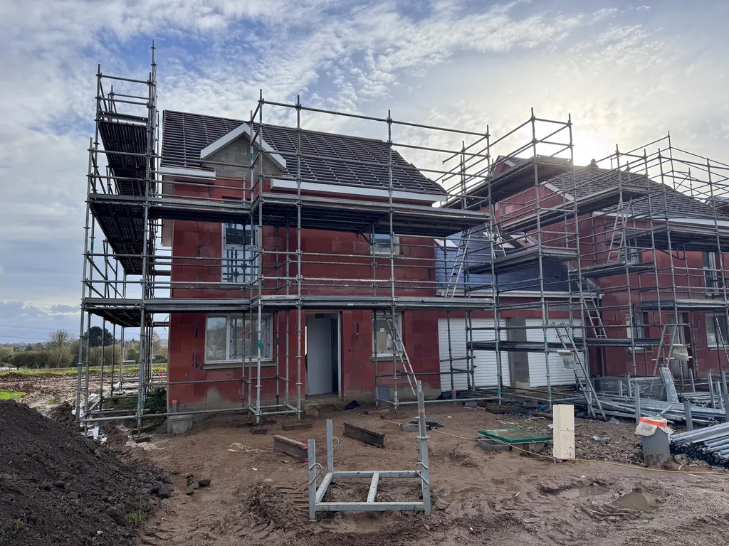 Pose d'un échafaudage pour le ravalement de plusieurs logements d'un lotissement en construction au Havre