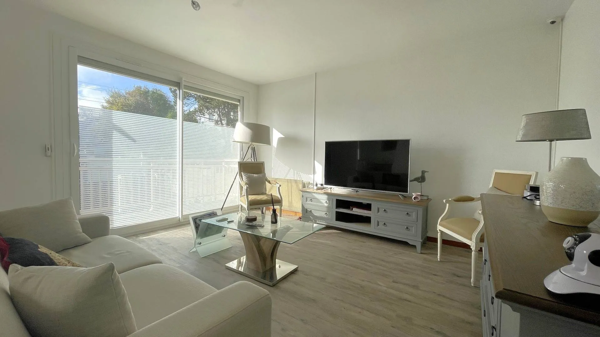 Maison individuelle de plain-pied à vendre à Dieppe : Terres et Demeures de Normandie, votre agence immobilière située à Dieppe, vous présente cette charmante maison de 68,75 m² sur un terrain de 428 m², située sur l'esplanade de Dieppe.