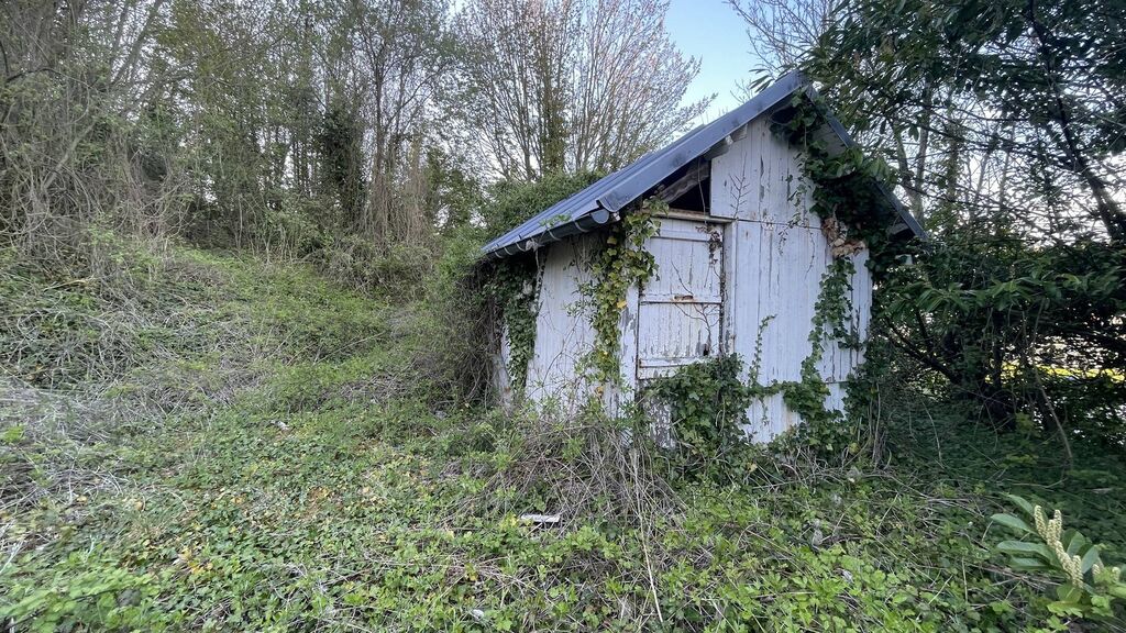 À vendre : Terrain clos et plat à proximité immédiate de la mer : Idéal pour une maison principale ou secondaire.