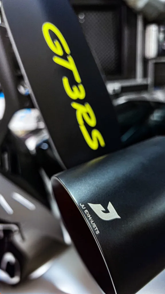 Échappement Porsche 911 GT3 RS 991.1 en inox haute qualité. Solution performance destinée aux passionnés recherchant une sonorité racing, une réduction des contre-pressions et une optimisation du système d'échappement pour un usage routier ou circuit.Écha
