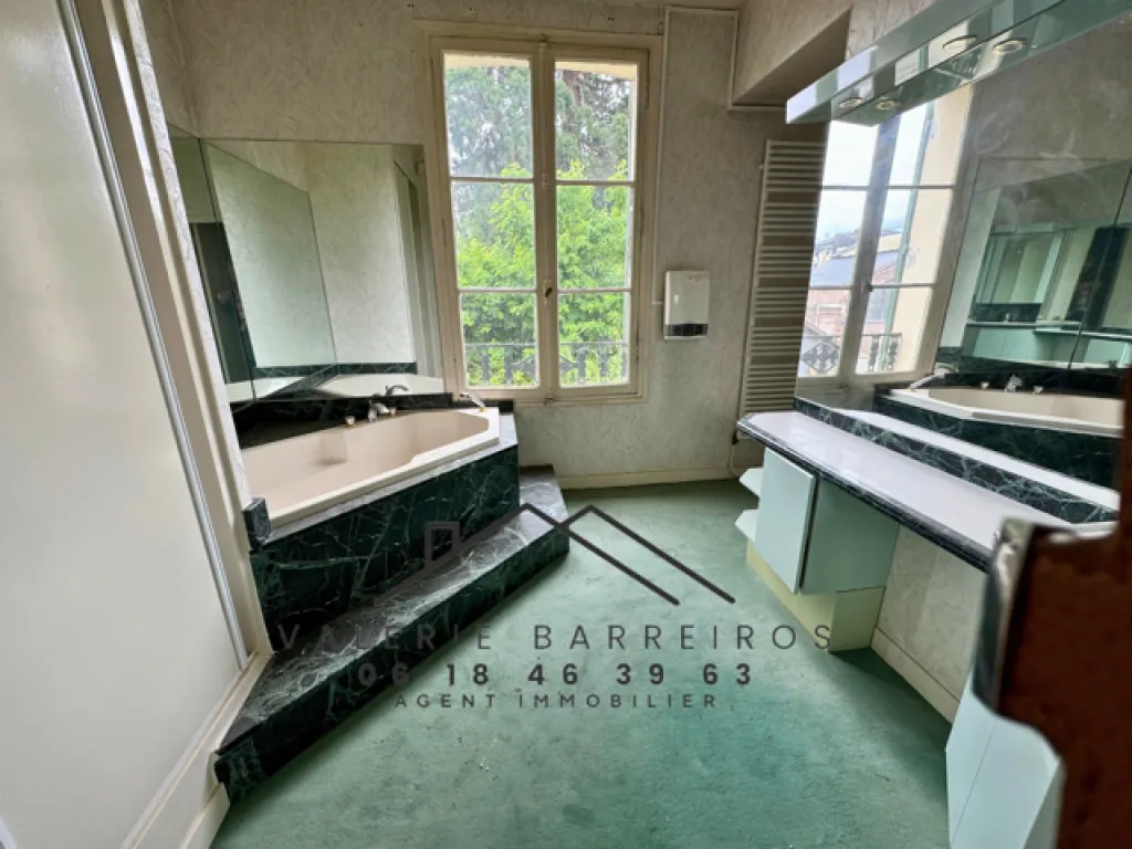 A saisir demeure exceptionnelle de 245 m2 à rénover entièrement édifiée sur un terrain de 2296 commune de ELBEUF 76410