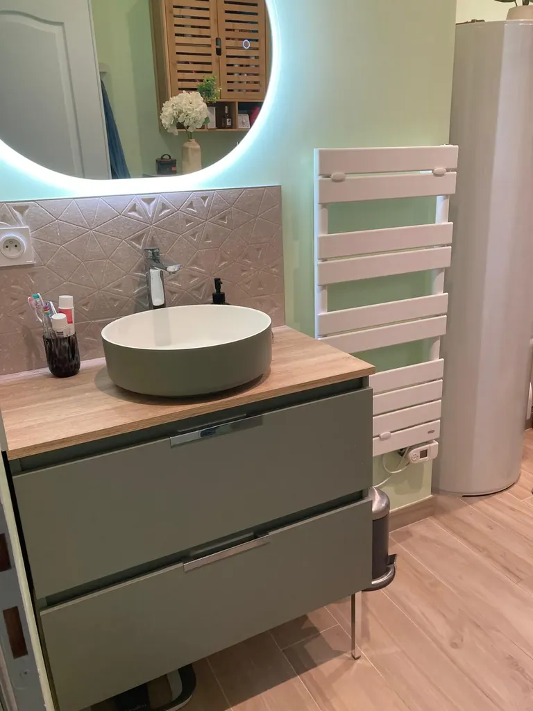 Douche PMR installée pour améliorer l’accessibilité et la sécurité dans la salle de bain