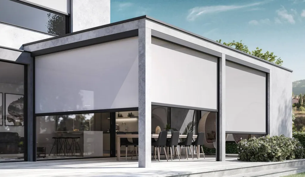 Agencement de véranda ou pergola avec des stores enrouleurs extérieurs dans les Monts d'or