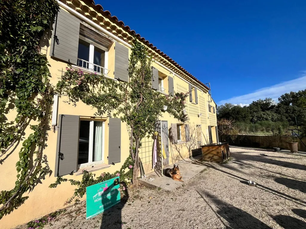 Installation de volets battants en composite style provençal près de Montpellier à Pérols