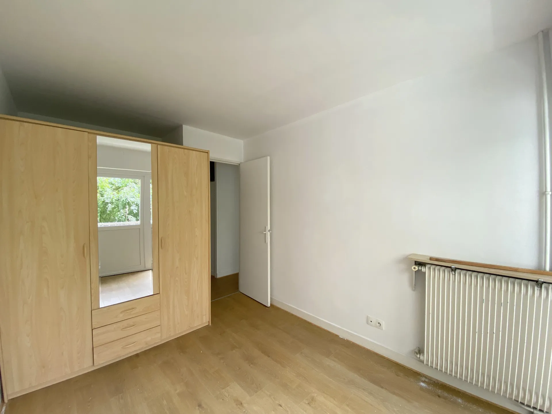 Le Pecq face à la Seine - un appartement de 4 pièces 3 chambres traversant avec ascenseur, cave et parking