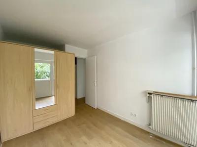 Le Pecq face à la Seine - un appartement de 4 pièces 3 chambres traversant avec ascenseur, cave et parking