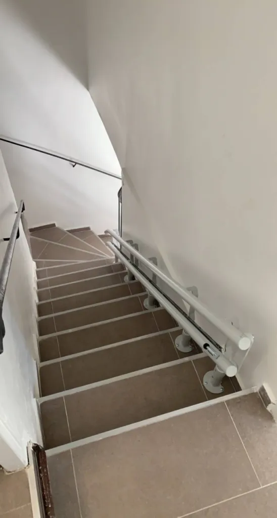 Installation d'un fauteuil monte-escaliers double rail au sein d'une association à Marseille