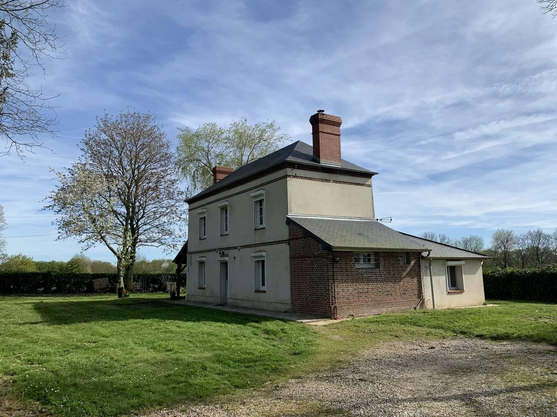 Située à 10 mn au sud de LISEUX (commerces et gare SNCF), l'agence immobilière TERRES ET DEMEURES DE NORMANDIE à LISIEUX 14100 - 41 Avenue Victor HUGO, vous propose d'acquérir cette propriété située en pleine campagne tout en étant facile d'accès.