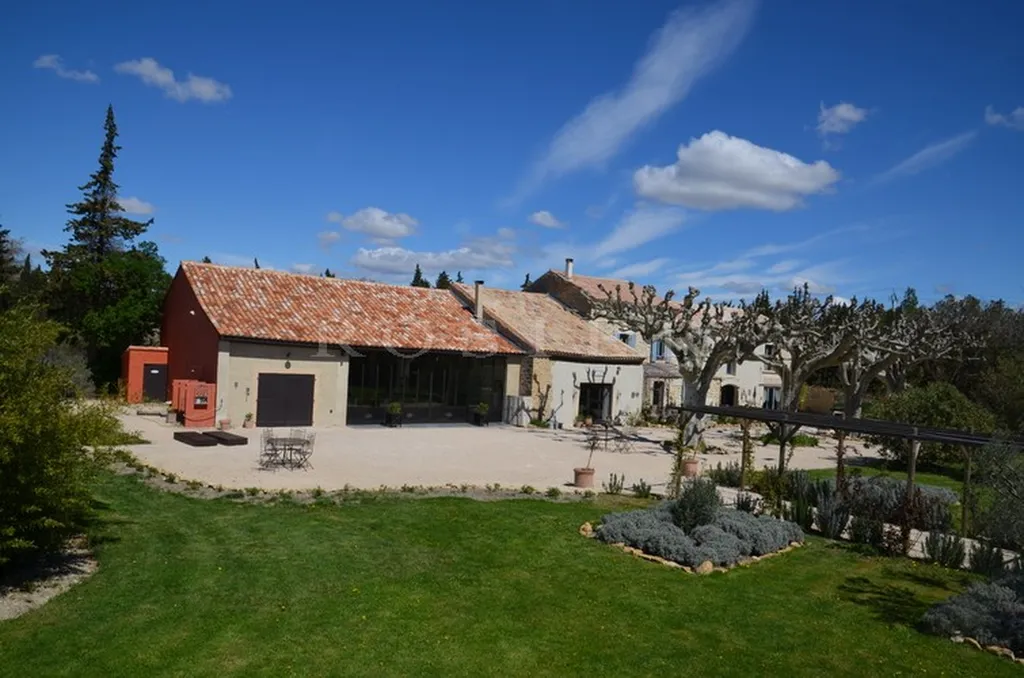 A vendre dans le Comtat Venaissin,  très beau mas du XVIIIème siècle, rénové,  dans un parc d'un hectare et une piscine 