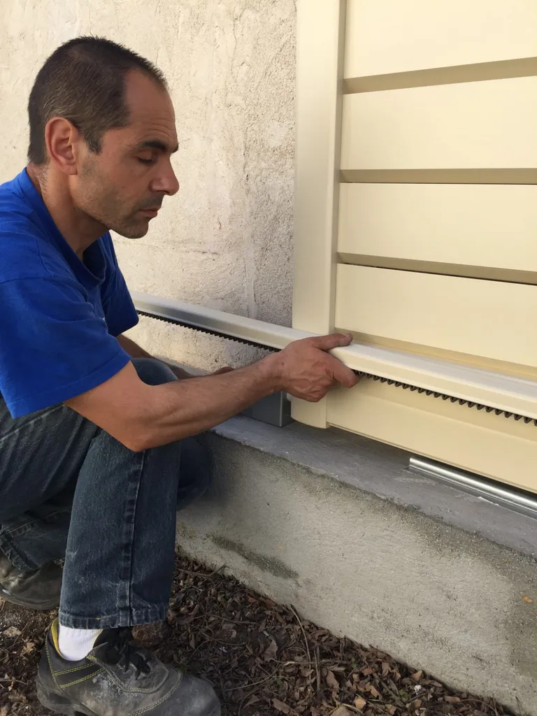 Vérification de la crémaillère d'un portail coulissant en aluminium équipé d'un moteur BFT à Marignane 