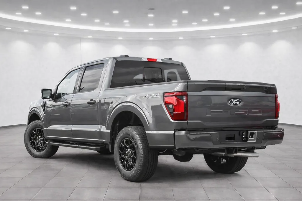 Ford F-150 4x4 Crew Cab Gris – Vue Arrière Pickup en Showroom