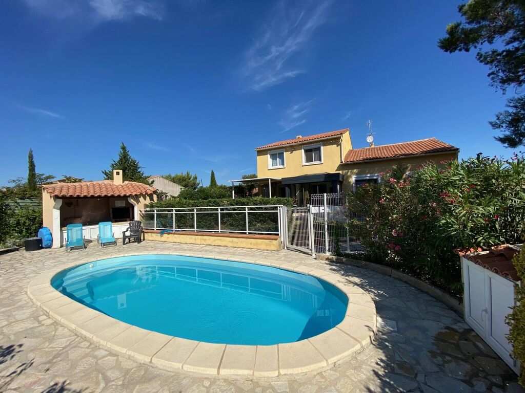 Maison avec 3 logements, piscine, barbecue et terrain plat en vente