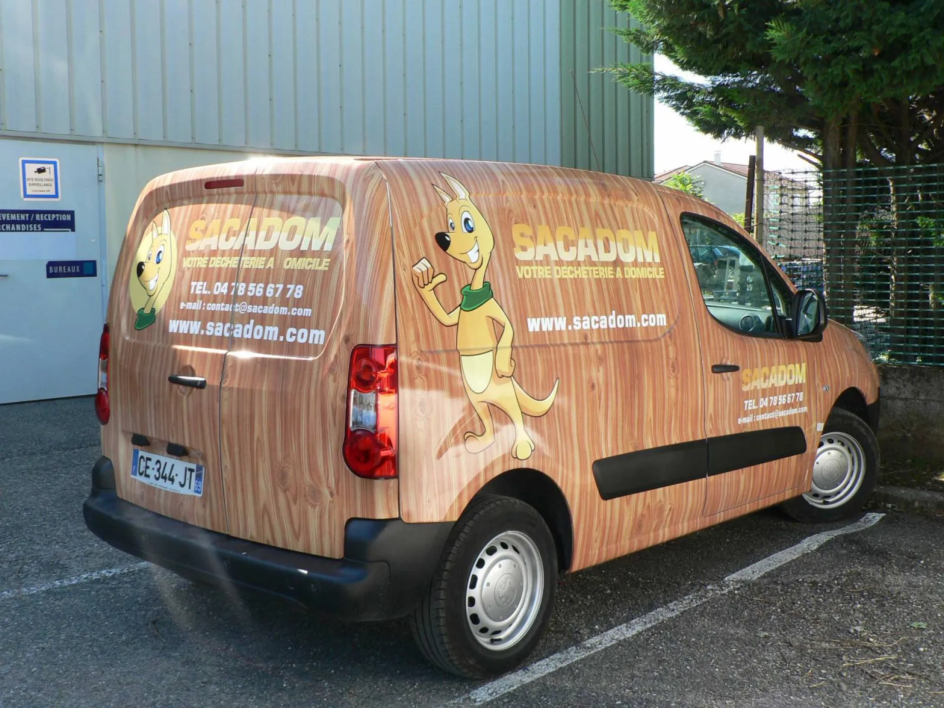 Covering total utilitaire effet bois à lyon