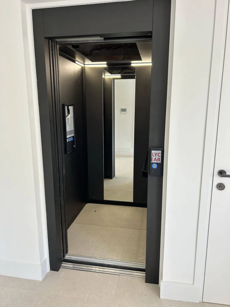 Elecairage LED indirect en forme de L pour cet élévateur VIMEC ARIA à Cassis près de Marseille