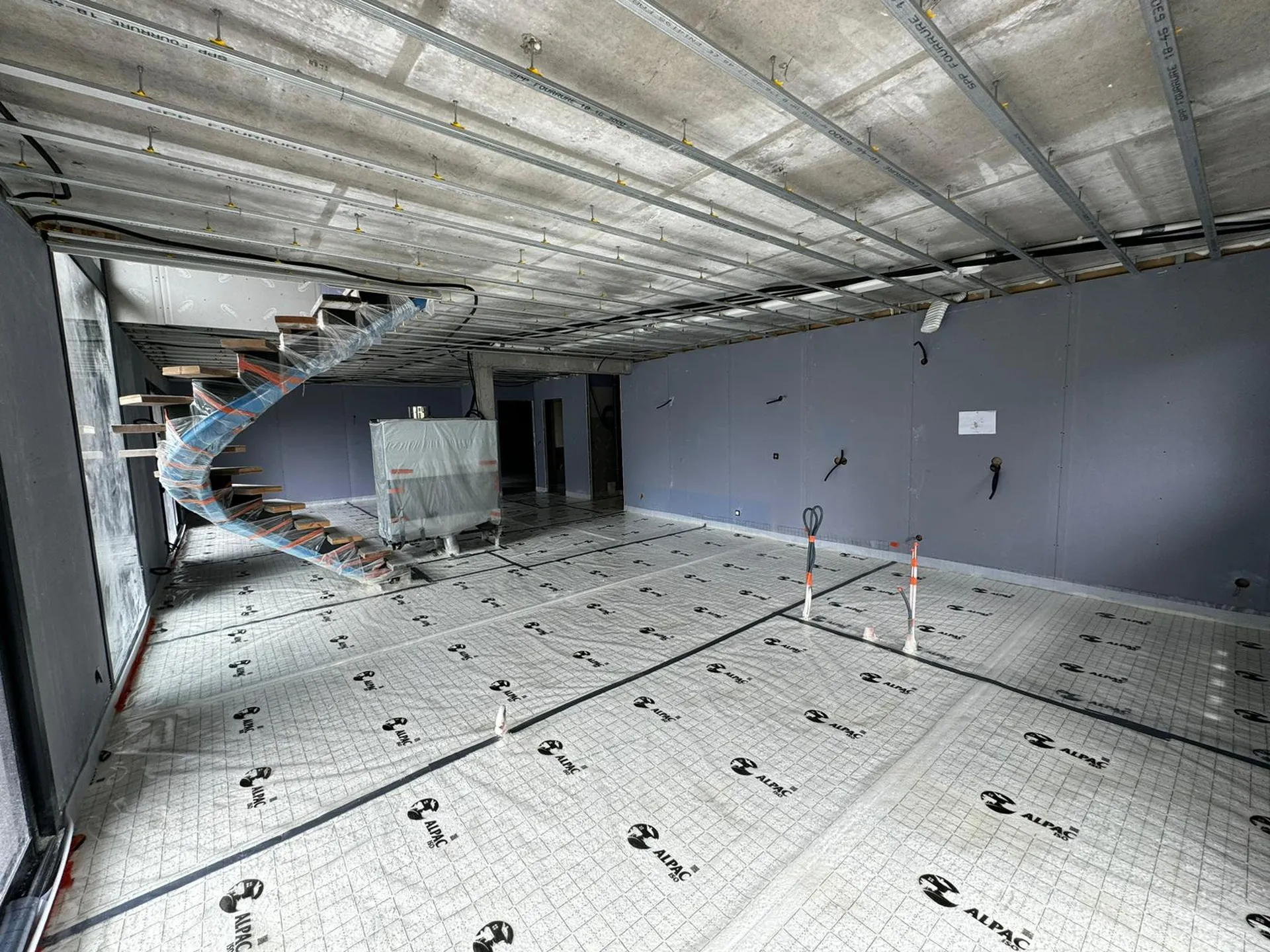 isolation d'un plancher bas par projection de mousse polyuréthane