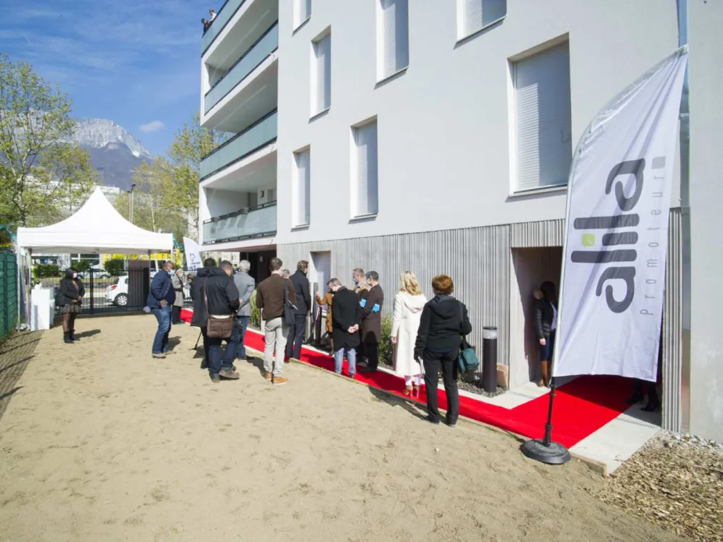 Reportage photographique événementiel inauguration de la Résidence D'Clic Pont-de-Claix tapis rouge entrée de la résidence