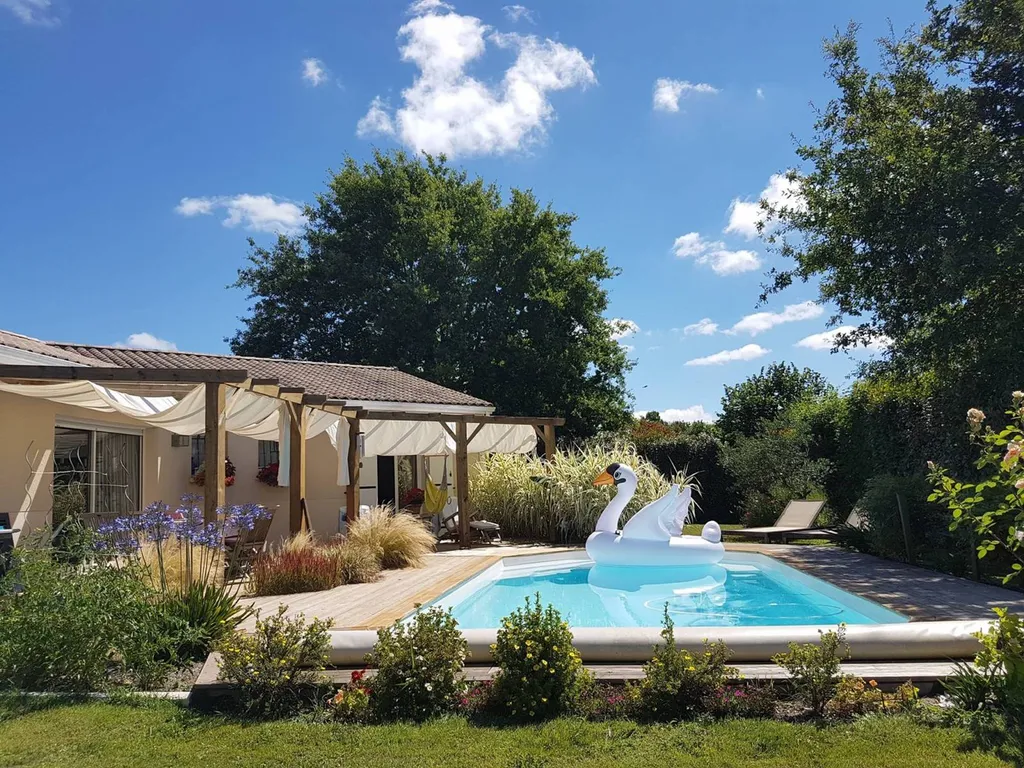 Bassin ONYX 7,5m avec fond plat : sécurité et confort pour toute la famille.