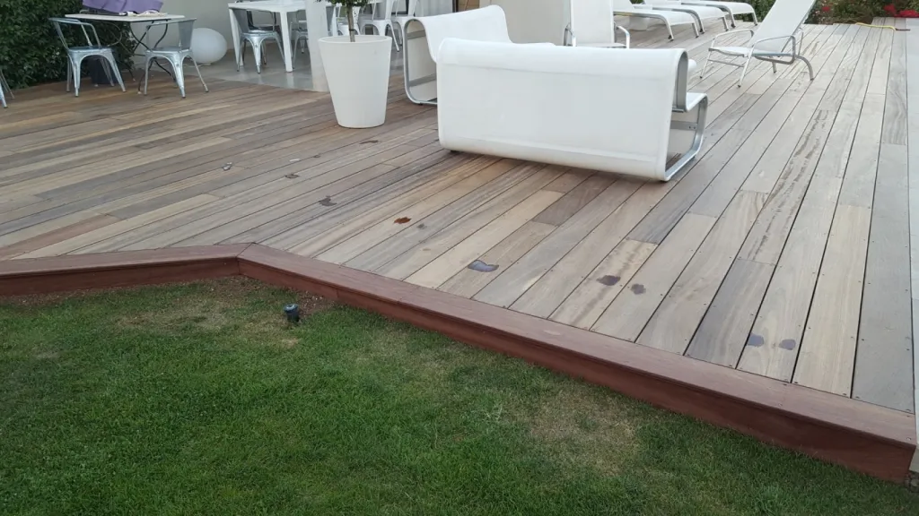 Création d'une terrasse et contour de piscine en Padouk à Meyreuil bouche du rhone