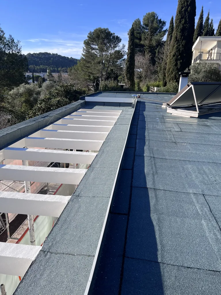 Isolation en panneaux polyuréthane avec résistance thermique R = 6,50 m²·K/W posée à Carnoux. Chantier réalisé en juillet 2024 par SGF Étanchéité.