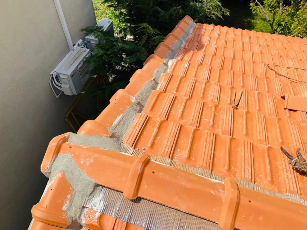 Réfection d’une toiture en tuiles plates de Marseille sur Port de Bouc près de Martigues