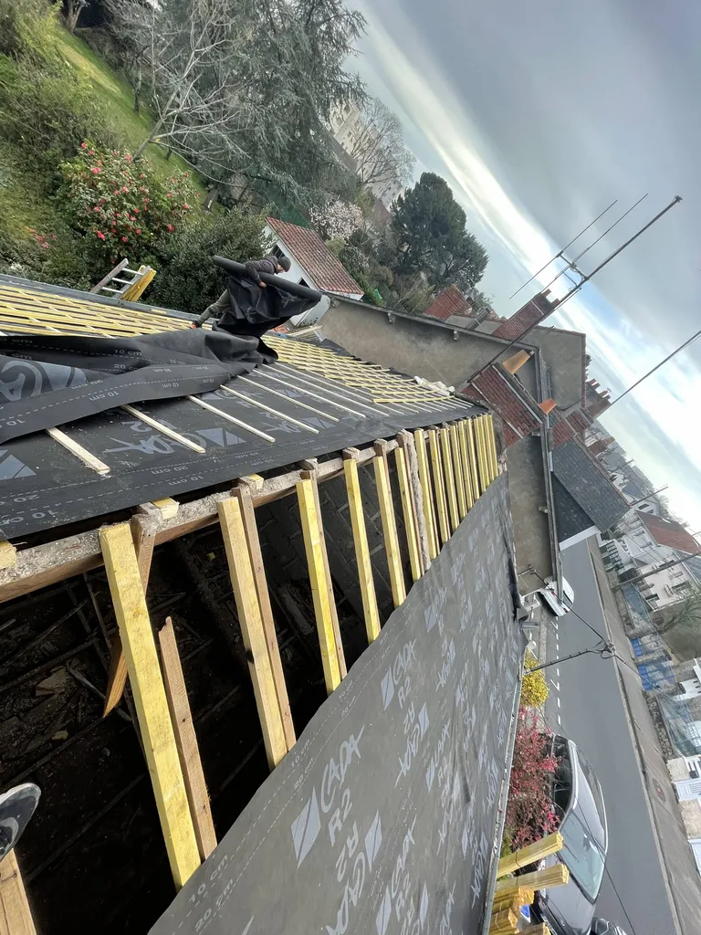 Changement de charpente avec réparation de poutres dans une maison à Nantes